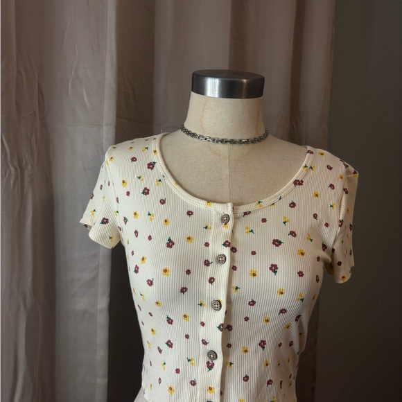 Heart Hips Floral Button-Up Crop Top - Cream and Multicolor - Picture 4 of 6